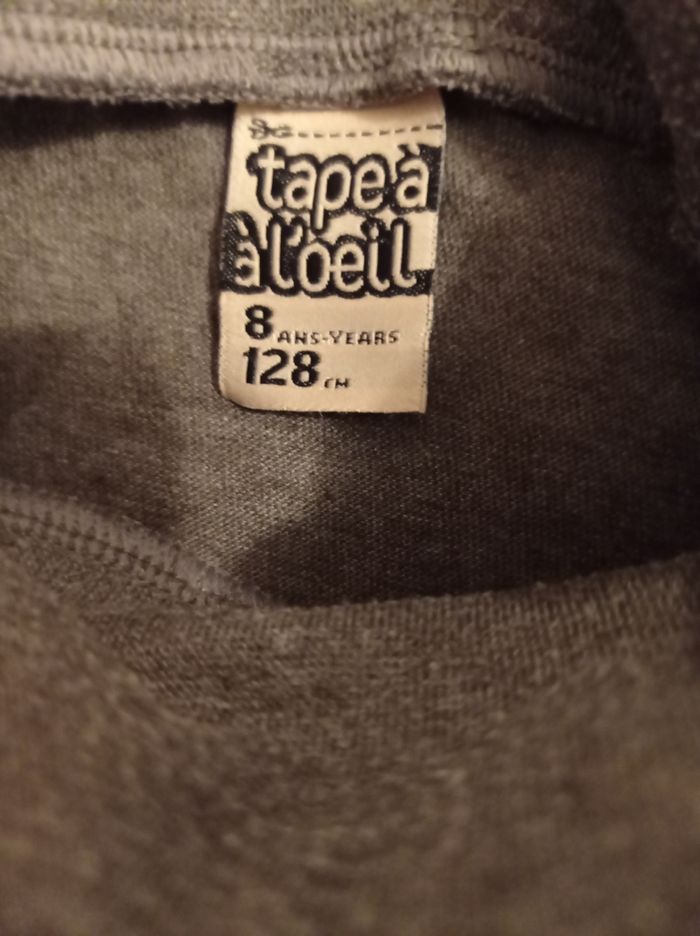 Pull col roulé gris avec inscription devant un roc marquis en rouge - photo numéro 4