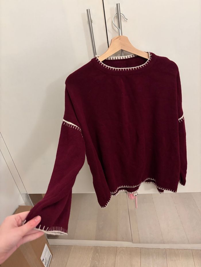 Pull acrylique oversize bordeaux et blanc