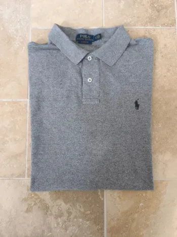 Polo Ralph Lauren homme XL gris chiné logo marine excellent état sauf aisselle trouée