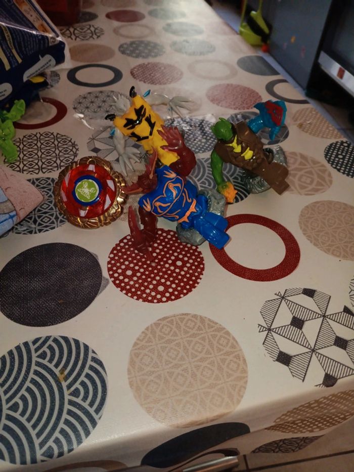 Lot toupie beyblade idéal pour quelqu'un qui a déjà la tige pas de vinted go