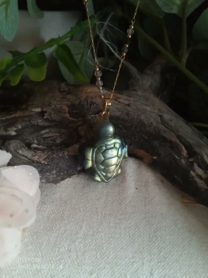 Collier tortue en labradorite naturelle