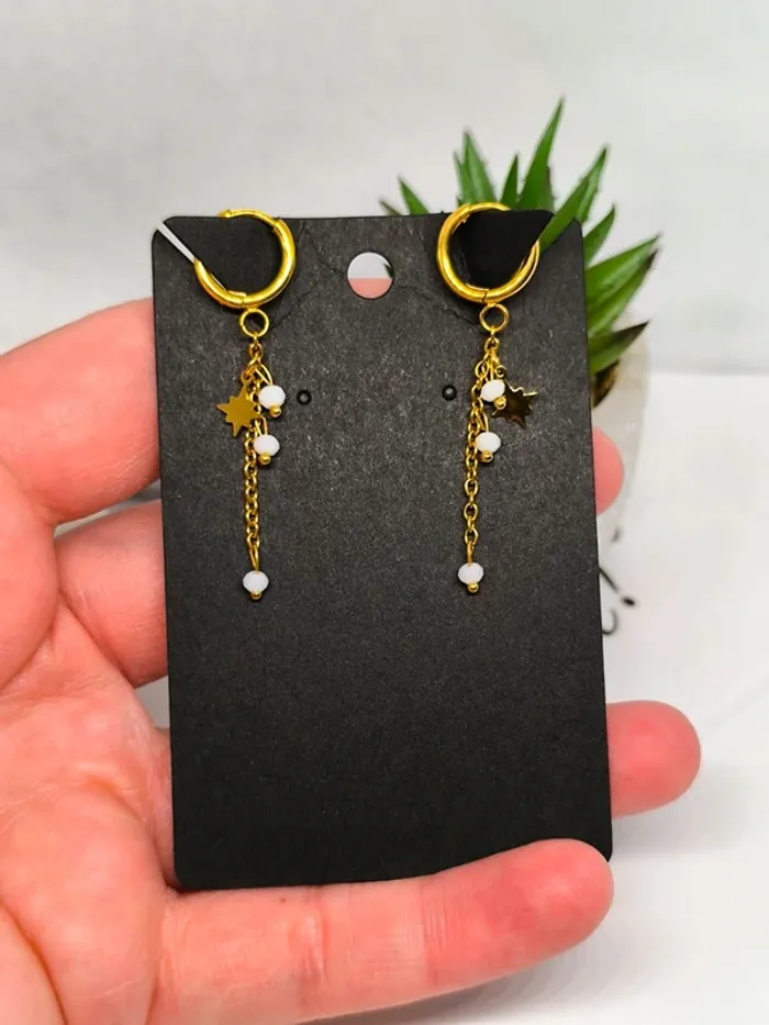 Boucles d'oreilles dorées étoile polaire et perles blanches - photo numéro 5