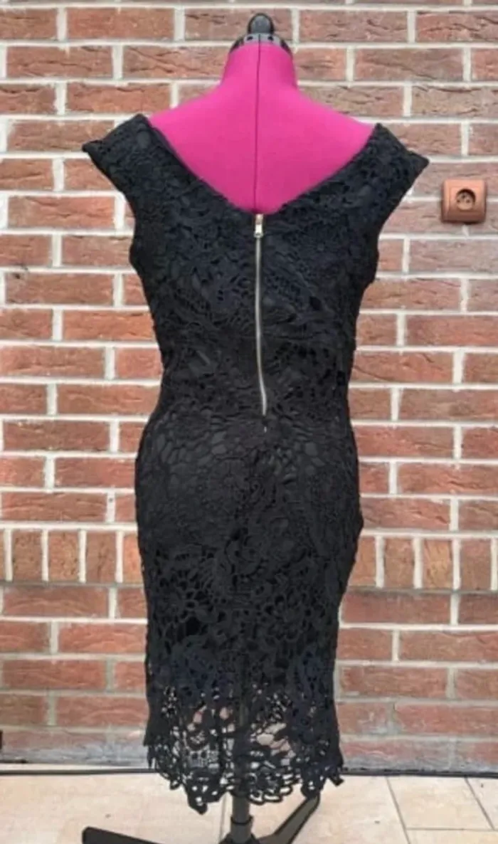 Robe noire en dentelle très élégante taille M Esther H fêtes cocktail - photo numéro 2