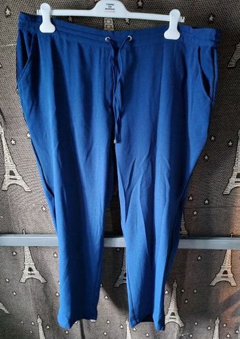 Pantalon bleu élastique à la taille