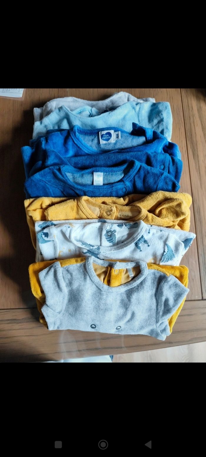Lot de 7 pyjamas taille 6 mois
