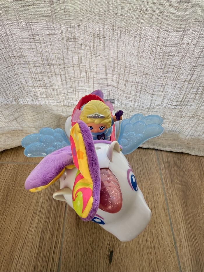 Azalée la licorne arc-en-ciel enchantée et Chloé la Reine des fées Tut tut copain - photo numéro 3
