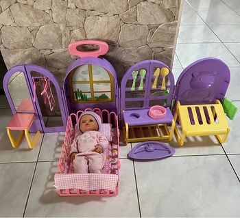 Poupée avec sa valise