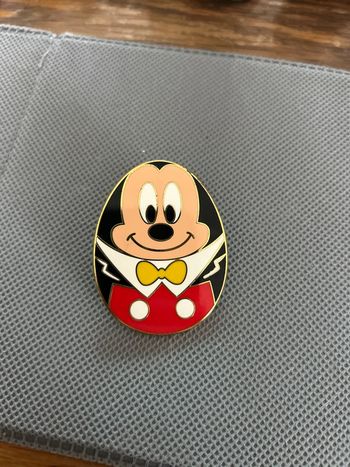 Pins œuf Mickey
