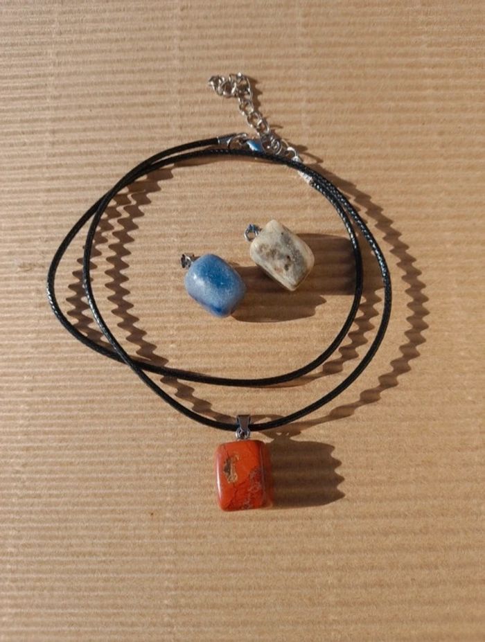 Ensemble collier et 3 pendentifs en pierre