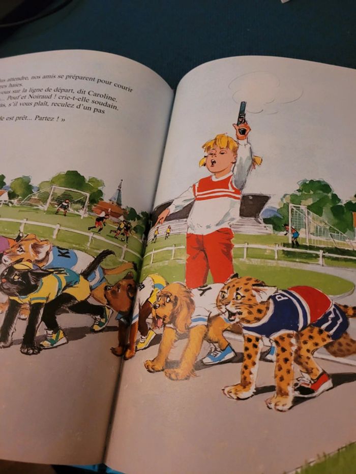 Livre rare Caroline au Stade Pierre Probst Hachette Jeunesse Album collection multicolore couleurs - photo numéro 6