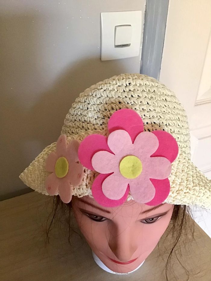 Très beau chapeau 5-8 ans de coloris crème avec fleur rose sur le devant de taille 54 - photo numéro 2