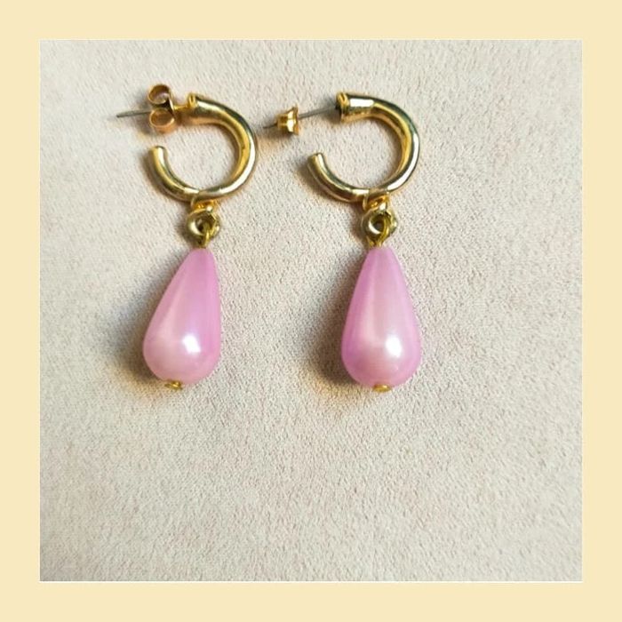 Boucles d’oreilles créoles dorées & goutte rose nacrée - photo numéro 3