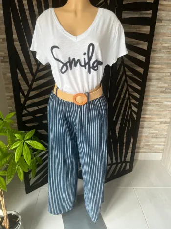 Ensemble t-shirt, pantalon et ceinture bleu marine et blanc