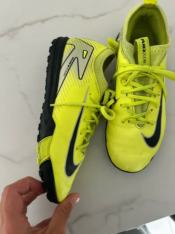 Basket de foot synthétique Nike taille 35.5 - photo numéro 3