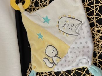 Doudou plat carré jaune bleu blanc hérisson renard GEMO