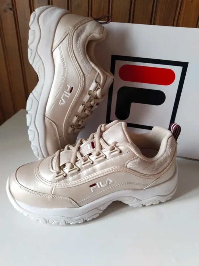Magnifique paire de baskets sneakers femme  marque Fila pointure 37 - photo numéro 2