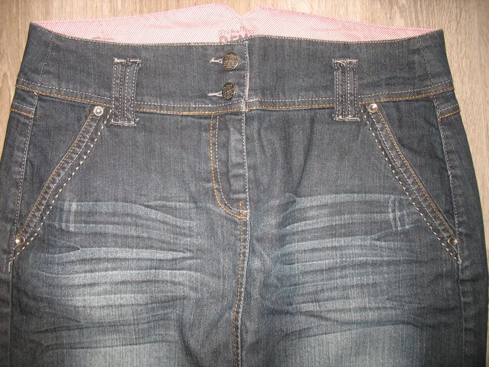 JUPE COURTE EN JEAN BLEU FONCÉ DÉLAVÉ "CACHE CACHE" - TAILLE 40 - n°05 - photo numéro 4