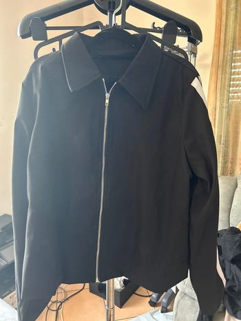 Veste zippée noire et blanche