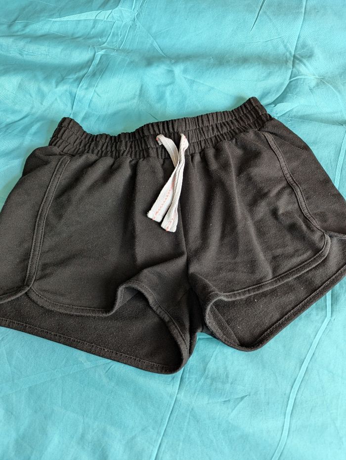 Short fille
