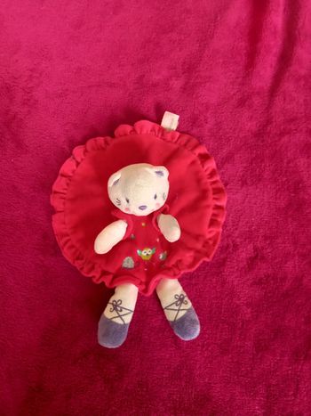 Doudou Chatte avec robe rouge Nicotoy