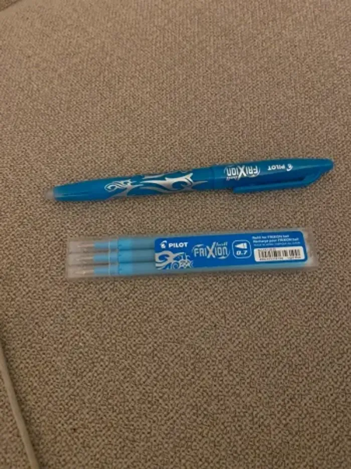 stylo effaçable frixion ball pilot bleu clair et recharge
