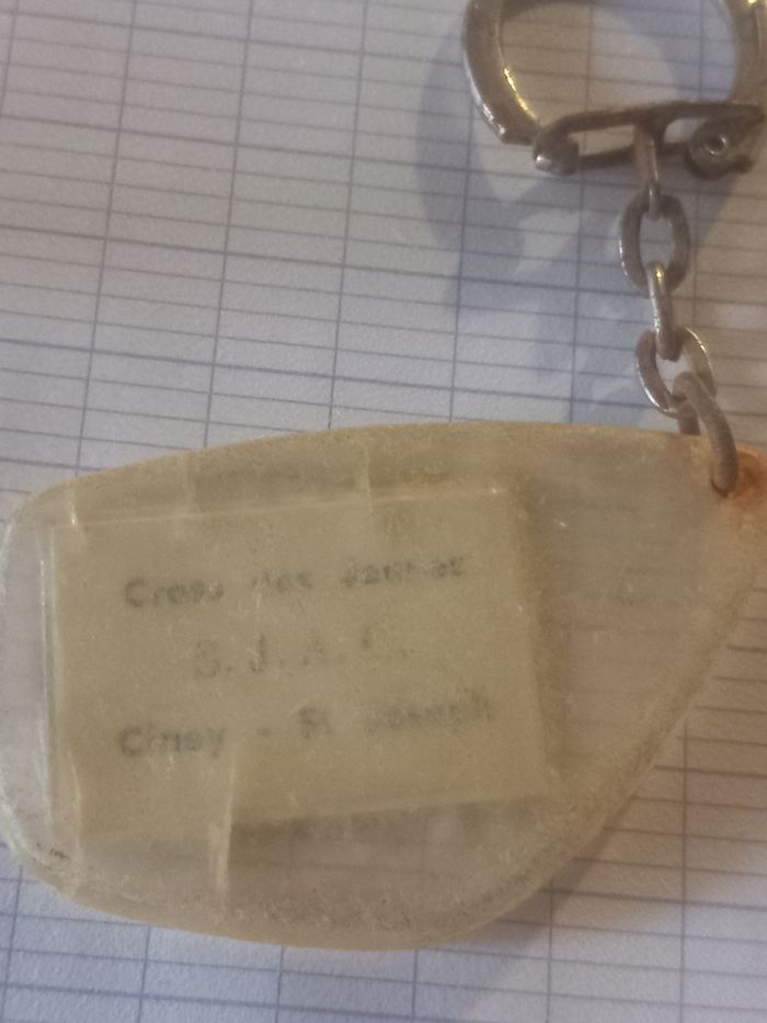 Ancien porte clé avec un coureur - photo numéro 3
