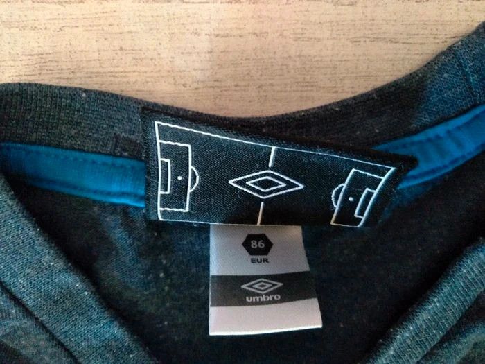T-shirt Umbro 24 mois comme neuf - photo numéro 3