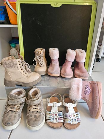 3 bottes et une paire sandale et une paire basket fille 24