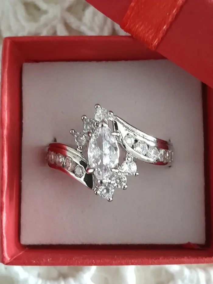Bague avec grande pierre au centre d'un carré, strass, taille 60, argentée - photo numéro 2