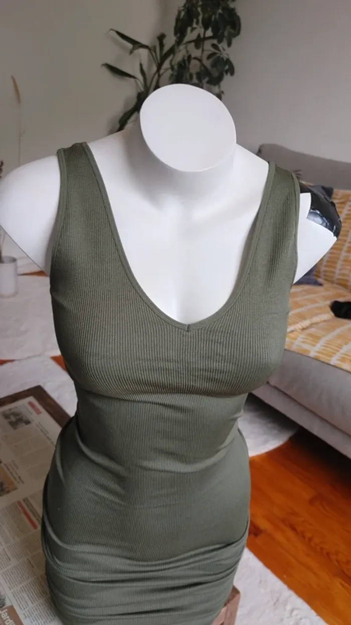 Robe sans manche décolleté V moulant côtelé - photo numéro 3