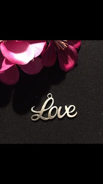 Grand pendentif fantaisie métal argenté LOVE Amour coeur