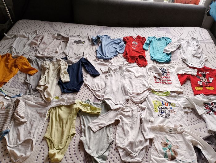 Lot de bodies et quelques teeshirt