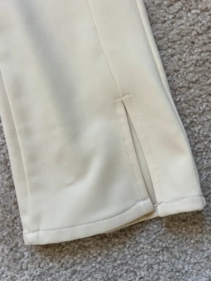 Pantalon beige a fente sur les cotés - photo numéro 2
