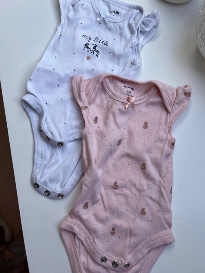 Lots 2 bodies bébé fille 3 mois manches courtes