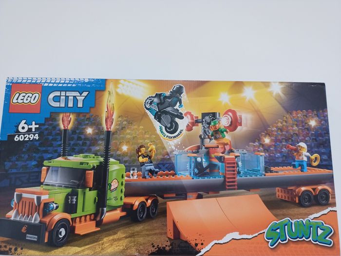 Lego city 60294 le camion de spectacle des cascadeurs  Stuntz NEUF