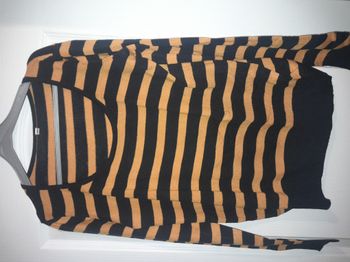 pull rayé noir et jaune taille 46/48