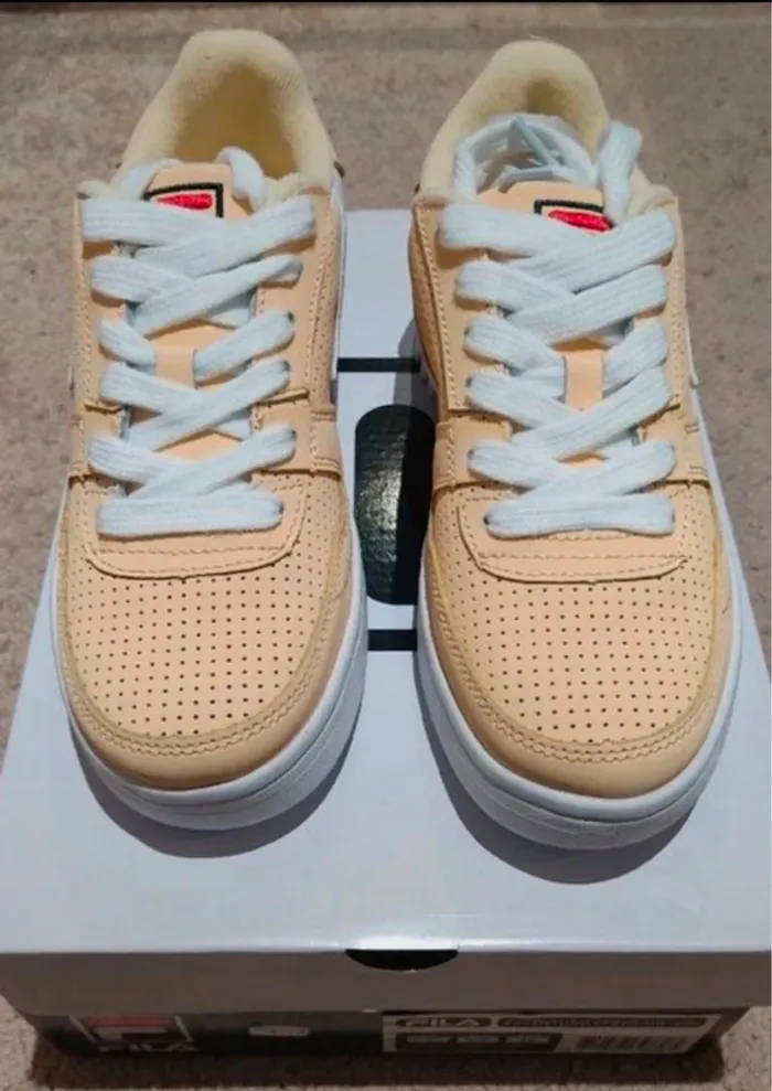 Sublimes baskets ou sneakers femme de marque Fila pointure 38