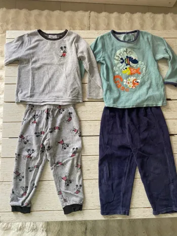 Lot pyjamas deux pièces velours 3 ans