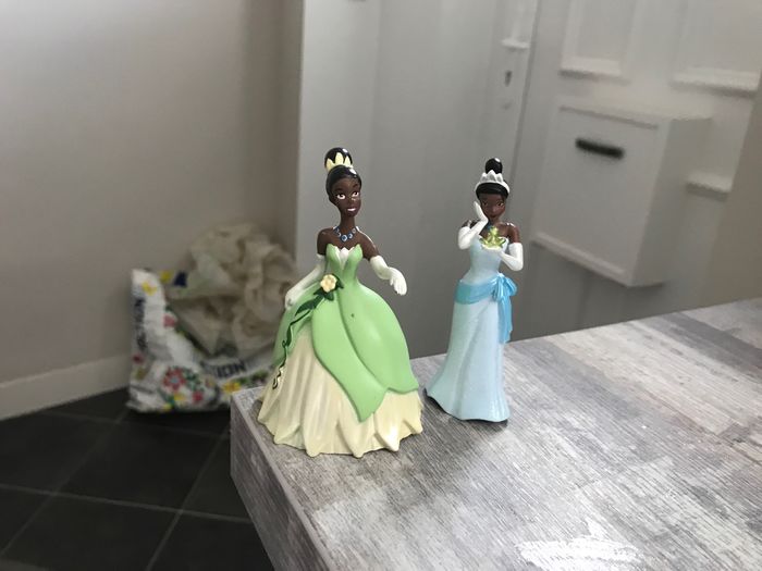 2 figurines tiana la princesse et la grenouille disney