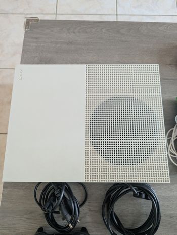 Xbox one S 1TO +2 manettes+ 1 jeu et ces câbles + 1 casque non filaire
