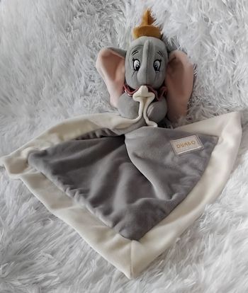 Doudou peluche éléphant Dumbo avec mouchoir - col bordeau - Disney