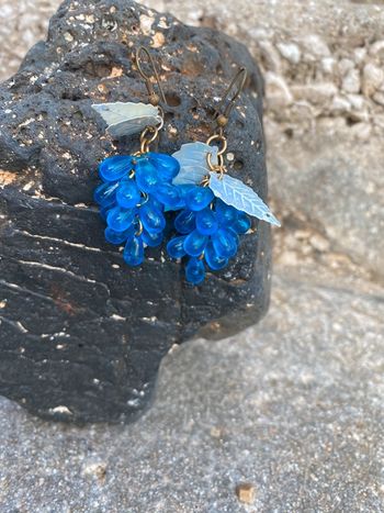 Boucles d’oreilles à trous, grappe bleu vintage