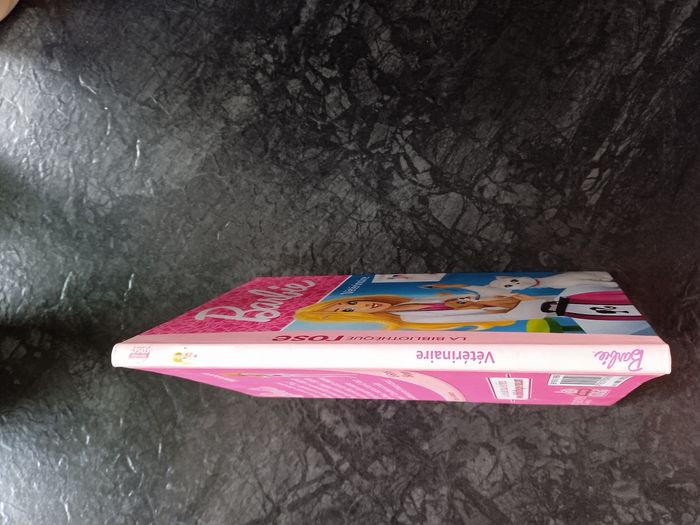 Livre Barbie bibliothèque Rose tome 2 vétérinaire - photo numéro 3