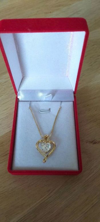 Collier doré coeur avec pierres