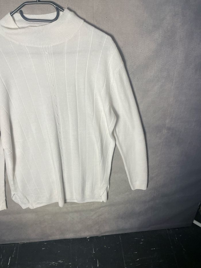 Pull blanc, femme, colle, montant maille côtelé taille L. Très bon état.