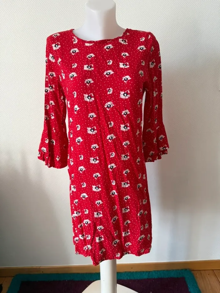 Robe rouge neuve taille 38 la ligne à suivre