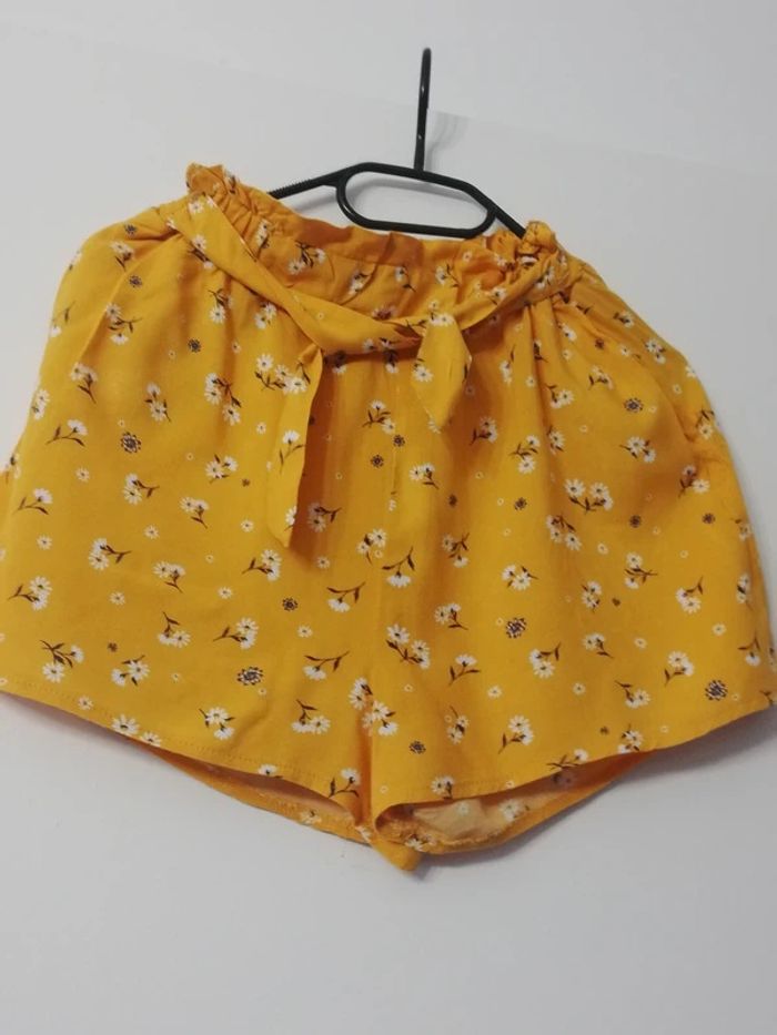 Short Moutarde à Motifs Fleurs – Primark – Enfant – Taille 12-13 ans - photo numéro 1