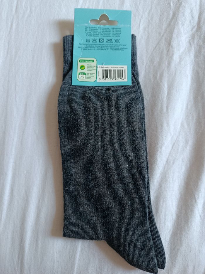 A saisir, chaussettes " joyeux anniversaire" , jamais portées ! - photo numéro 2