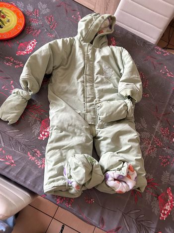 Combinaisons bien chaude chausson +gants taille 86cm