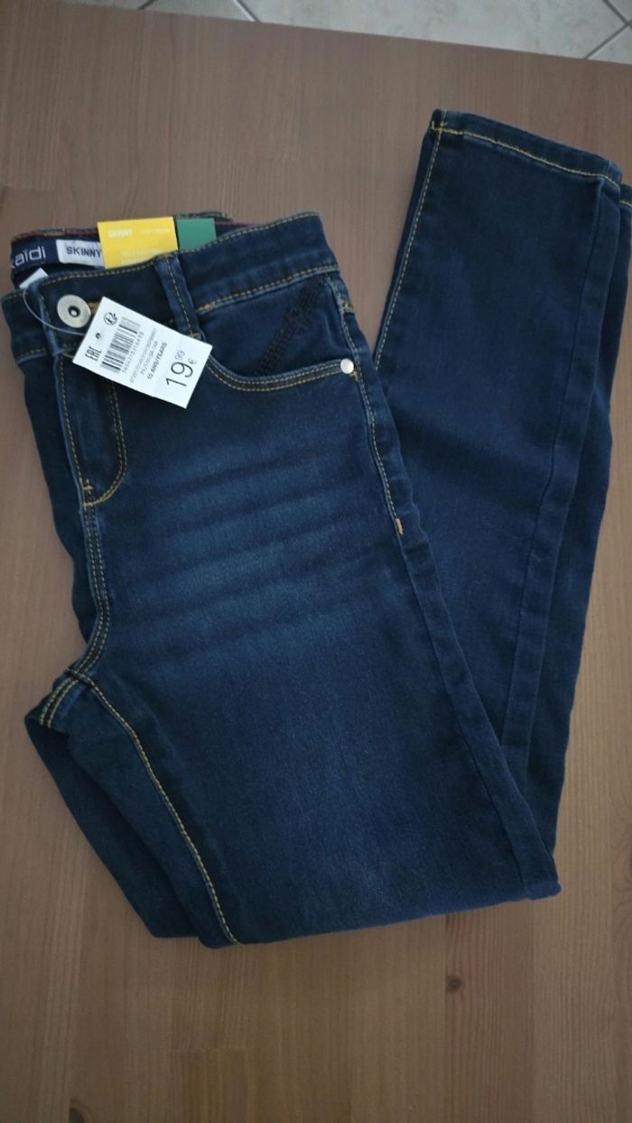 Neuf (non porté)🏷😍🤩 superbe jeans skinny 10 ans fille😍🥰